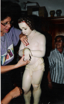 el Santo Niño con sus vestidoras
