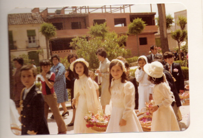 procesion día del Corpus por las calles del pueblo años 70
Además de ver a las niñas de procesión de fondo se ve en construcción lo que hoy es el BAR DE PEPE 
