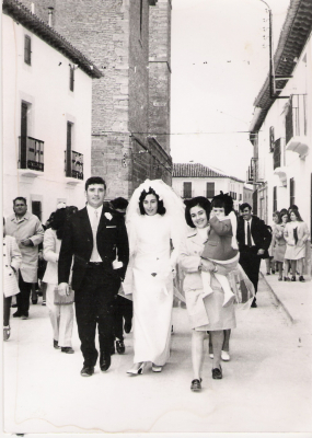 Eulogio y Margari el dia de su boda
año 70 los novios paseando despues de la ceremonia por la calle mayor
