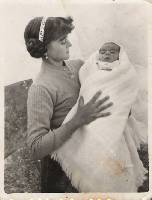 mi primera foto
Octubre del 59, mi tia Juli me tiene bien tapadito para no cojer frio
