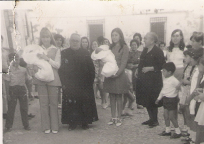 Bautizo de Jose Vicente Morales
Octubre del 71, en la puerta de la iglesia con D. Franciso el cura y Pilar la partera 
