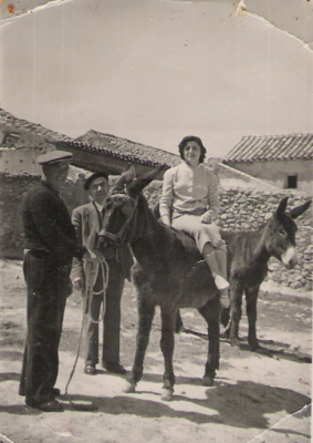 ¿burro taxi?
Vicente Caracoles y Alejandro el herrero paseando a una joven de Madrid
