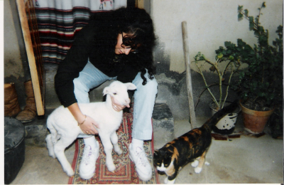 Animales
El cordero me recuerda al pueblo, pueblo. La joven que lo cuida es Alicia  

