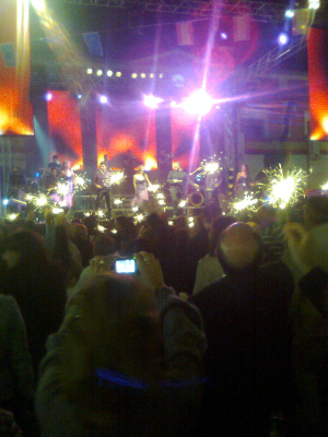 ¡Qué noche la de aquel día!
La temperatura de la noche del 26 era buenísima y la orquesta más. Aunque la foto no es muy buena quiero que sirva para que se vea que la TROPICAL SHOW nos embrujó a todos los que estabámos en la plaza que nos entregamos y nos hicieron bailar hasta el final. Enhorabuena a los que la eligieron.
