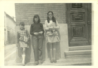 Pili "la pescadera" y amigas en la calle Mayor
Al fondo a la izquierda aparece la puerta de lo que luego sería la discoteca
EL CURSO DE LA VIDA: La juventud y los amigos
