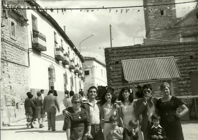 Julio y Pili con la familia, al fondo lo que hoy es el bar JR
EL CURSO DE LA VIDA: Las familias
