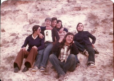 Juli y Pili en el Santo Niño con las amigas
EL CURSO DE LA VIDA: La juventud y los amigos
