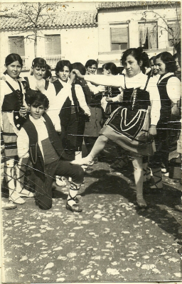 Pili y Charo bailando en la glorieta
poner elnombre al resto de las bailarinas solo depende de vosotras
Palabras clave: glorieta baile