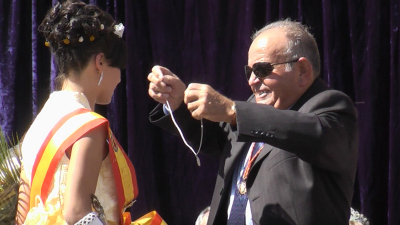 Día 24/9/10
Colocación de la medalla del Santo Niño por el presidente de la cofradia a la reina 2010.
