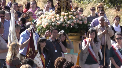 Día 27/9/10
La reina, damas y mantenedor 2010 llevando al Santo Niño de camino a su ermita.
