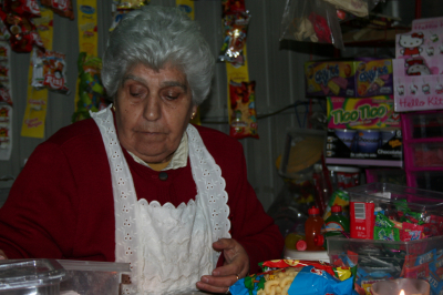 mi amiga Dña. Flora en su puesto de trabajo
(te la debía, por todos los "regalines negros")

