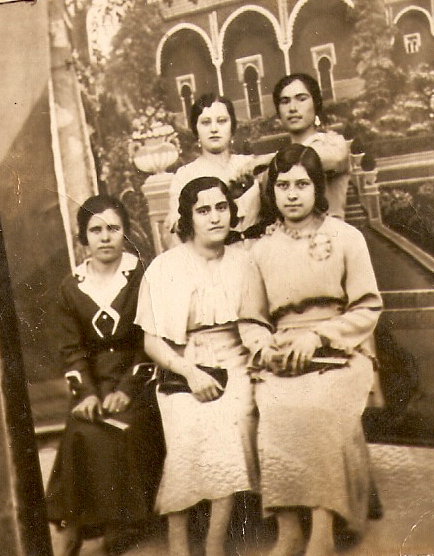 Cuadrilla de amigas. Fiestas 1929
Saturnina Nuño, Felisa Cabiedas, Maria Pasamontes, Victoria, Nieves Guzmán
Palabras clave: amigas