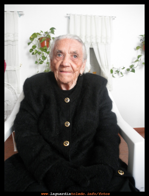 Dionisia Seguido Tejero en su 100 cumpleaños (IV)
El pasado 6 de Noviembre Dionisia cumplia 100 años (siendo así la mujer más lonjeva de La Guardia). Goza de un buen estado de salud al lado de sus hijos, nietos y bisnietos.
Palabras clave: Dionisia 100 años