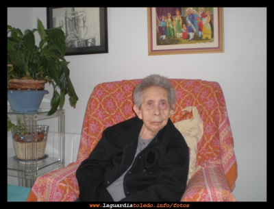 Doña Esperanza. 102 años
Doña  Esperanza Molero Rodríguez nació en Toledo el 9 de abril de 1911. 
Fue  maestra de párvulos en La Guardia durante 32 años. Llego con destino definitivo en 1934, la acompañaba su madre Remedios, que siempre vivió con ella y su hermana María que estuvo en La Guardia hasta que se caso en Toledo, pero las dos madre y hermana están enterradas en La Guardia. 
En 1942  Doña Esperanza se casa con un maestro de aquí  Don Apolonio Hernández  García ( Don Polonio) aquí nacieron sus dos hijas  Esperanza y Mari Carmen y vivieron en La Guardia hasta 1966, cuando se trasladan a Madrid donde Doña Esperanza aun ejerció como maestra 10 años más, hasta su jubilación en 1976.
Sus alumnos/as cuentan de ella que era una excelente maestra. 
El próximo 9 de Abril cumplirá 102 años, desde aquí este pequeño homenaje  a esta gran maestra y buenísima persona. ¡FELICIDADES!

(Gracias a Mari Carmen su hija,  por mandarme la foto y información de Doña Esperanza.)



Palabras clave: Doña Esperanza 102 cumpleaños