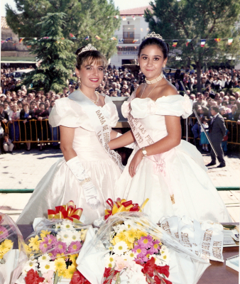 Fiestas 1994. Imposicion de bandas a las damas
De izquierda a derecha: Dama entrante Mªceleste Muñoz. Dama saliente Mª Carmen Montenegro
