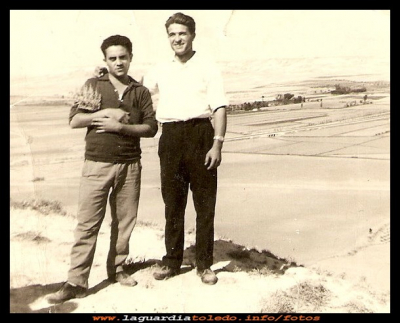  27 de Septiembre de 1960
Julio Campaya y Paco "bache" en los cerros de detras de la ermita del Santo Niño.
FIESTAS, CELEBRACIONES Y TRADICIONES: Fiestas patronales 1960
Palabras clave: Julio Campaya y Paco bache