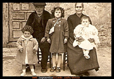 Balbino Cabiedas y Emérita Hernández  con sus nietas Margarita, Angelita y Mari. Año 1951
Palabras clave: abuelos nietos