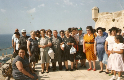 Excursión a Alicante. 31 de julio 1987
De izquierda a derecha: Esperanza, Modesto, Mari, Damasa, Inés, Valentina, Flora, Tomasa, Manuela, Germana, Felisa, Sor Gloria, Juliana, Eusebia, Maria, Luisa y Rosa.

Palabras clave: Excursión a Alicante