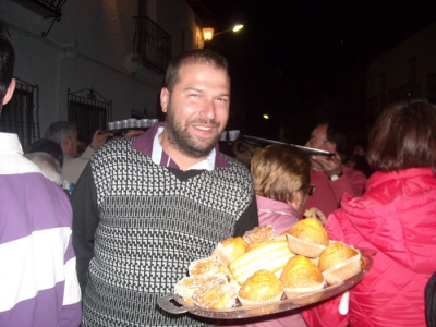 1 de Mayo de 2009. El Mantenedor
Mantenedor de las Fiestas 2008, Mario, en casa de la reina repartiendo rosquillas, magdalenas y galletas como es tradición en los mayos.
Palabras clave: mantenedor