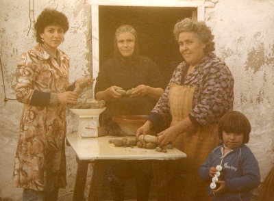 De matanza II , diciembre de 1982
Consuelo Martin-Rubio , Felisa Cabiedas , Ines Hernández , Mª Celeste Muñoz . Pesando las morcillas .                         
Palabras clave: matanza
