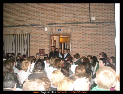 1 de Mayo de 2010. Cantando los Mayos al párroco D. David y a las Hermanas de la Caridad.
Palabras clave: mayos 2010