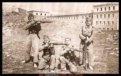 La mili
De izquierda a derecha: Marcial (nieto del tio diablo) , Faustino Ruiz, Tomás Cantador, Goyo Torralba. En la  Academia de infanteria de Toledo 1955
Palabras clave: la mili