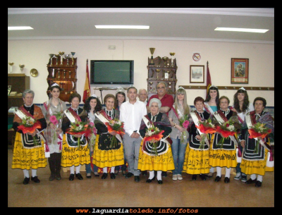 Acto de imposición de bandas a la Reina mayor Manchega y a sus Manchegas de Honor.
Reina, Damas y Mantenedor de las fiestas 2009 y Reina Mayor Manchega, Manchegas de Honor y Manchego de Honor, acompañados del  Alcalde. 27 de Mayo de 2010.
Palabras clave: imposición de bandas a la Reina mayor Manchega