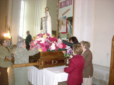 El rosario de la Aurora, en procesión con la virgen de Fátima. 13 de mayo de 2009
Esta procesión se realiza todos los 13 de mayo desde que vino Don Marcelino. La tradición es llevar flores a la virgen de Fátima, según se va llegando se ponen en las andas de la virgen. Después se realiza la procesión, donde se reza el rosario durante toda la carrera. Estos años de atrás se hacia a las 7 de la mañana, este año a las 8 de la mañana. 

Palabras clave: rosario aurora
