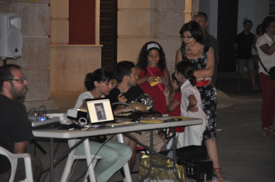 Organizando el Bingo tras la proyección del vídeo "Nuestras bodas"
Primera proyección del III Festival de Tradiciones al Fresco. Vídeo de "Nuestras bodas" realizado por Manoli Morales.
Palabras clave: bingo tradiciones al fresco 2012