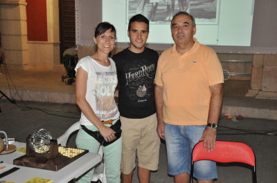 Entrega del premio al ganador del bingo
Entrega del premio a Valentín Navarro, ganador de este primer bingo, organizado por la A.C.Proyecto Tupi tras la proyección del vídeo de Manoli, "Nuestras bodas". El premio consistió en una comida para dos personas en el restaurante Los Conos. Nuestros agradecimientos a Ángel, gerente de Los Conos, que muy amablemente ha querido contribuir a que este evento se lleve a cabo.
