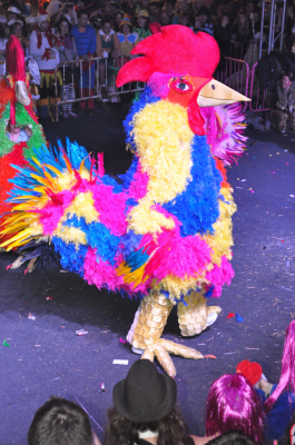 Concurso de carnaval en el pabellón polideportivo, 16-2-2013
Tercer premio en el concurso de carnaval del sábado por la noche. Comparsa de Huerta. "El gallo sube".
¡¡Racatapunchichín y se sacude..!!!. Muy divertidos, geniales los disfraces y la puesta en escena.
Palabras clave: carnaval gallo polvorete huerta tercer premio 2013
