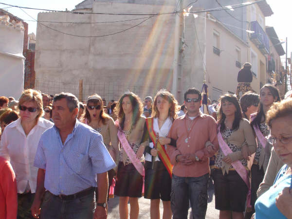 reina,damas y mantenedor en procesion dirijiendose hacia la ermita
Palabras clave: mrn