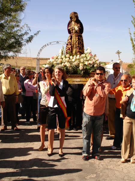 reina y mantededor 07  alzando al santo niño al comienzo de la cuesta
Palabras clave: mrn