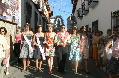 Reina,damas y mantenedor en procesion con el santo niño a la plaza
procesión,ofertorio
Palabras clave: mrn