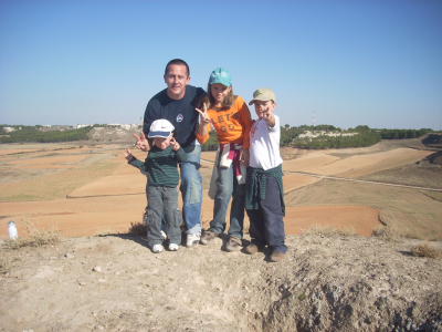 En la cima
Excursión a lo alto del cerro de la Atalaya, cuesta un poco subir pero las vistas son magnificas con el pueblo al fondo.
