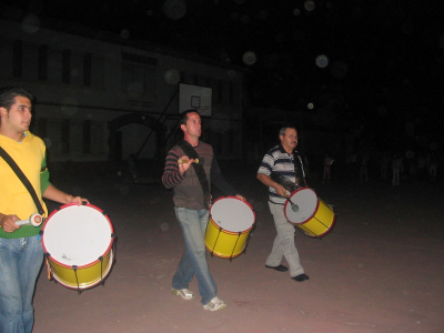 Los del bombo
Ensayos de la banda las noches de verano en el colegio
