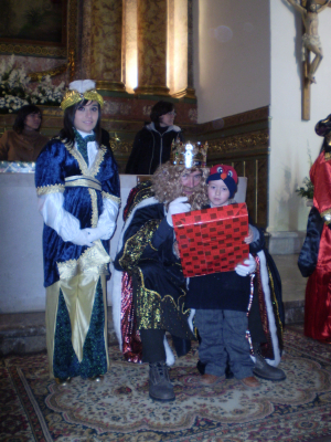 Cabalgata 2010
Roberto recibiendo su regalo del Rey Mago.
