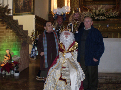 Cabalgata 2010
Los Reyes Magos reparten regalos a niños y mayores.
