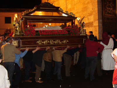 Hermandad del Santo Cristo Yacente
Entrando a la Iglesia. Los costaleros.
