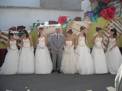 Posando ante la carroza.
FIESTAS, CELEBRACIONES Y TRADICIONES: Fiestas patronales 2009

