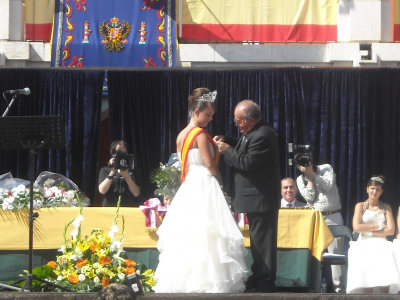 Imposición de la medalla del Santo Niño.
El Presidente de la Cofradía del Santo Niño, D. José Espada, impone la medalla del Santo Niño a la Reina de las Fiestas Rosana Mascaraque.

