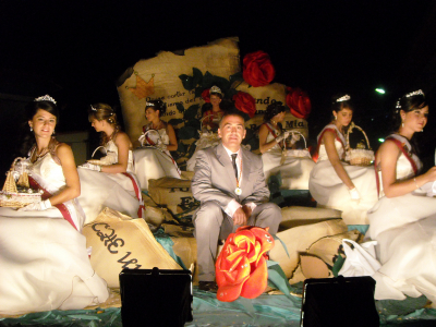La carroza de la Reina y damas, en el desfile nocturno
Palabras clave: carroza reina y damas 2009