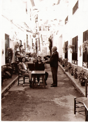 Engalanamiento de calles.
Hace algunos años había concurso de calles engalanadas con motivo de las fiestas, es una tradición que ya se ha perdido. Esta es la calle Cipriano Tejero. Se la dedico a Cándido que es vecino de la misma.
