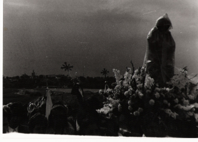 Llevando al Santo Niño a la Ermita con lluvia
Esta imagen es de un 27 de Septiembre de finales de los noventa, no recuerdo bien el año
estaba lloviendo y tuvieron que ponerle un chubasquero.
