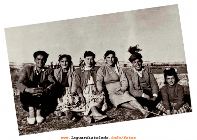 Merienda en 1954 en La Pradera de San Isidro.
Regino, Eugenia, Dora, Delfina, Ignacio y Polo.

[url=http://laguardiatoledo.info/encuestas/index.php][i][color=blue]En encuestas podéis votar algunas nuevas publicadas referentes a La Merienda[/i][/color][/url] 

[url=espacio.adicional] [/url]

Palabras clave: Merienda en los años 60.