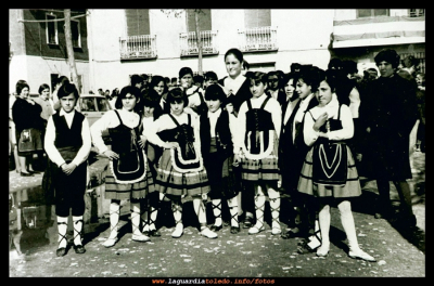 Bailes regionales
1970. Bailes regionales de la "Sección Femenina"

Palabras clave: bailes regionales seccion femenina