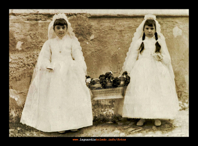 1968 Primera comunión de Gloria Gúzman y Josefa Orgaz.
Palabras clave: 1968 Primera comunión de Gloria Gúzman y Josefa Orgaz.