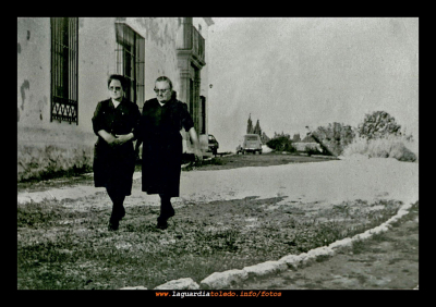 Isidora Pedraza y Paca Torralba paseando por la Casa de Marisol 1967
[url=http://www.laguardiatoledo.info/fotos/displayimage.php?pos=-3699][color=blue][b][i]Secuencia de la película "Las 4 bodas de Marisol" rodada en la Casa Marisol (1967)[/color][/i][/b][/url] 
[url=http://www.laguardiatoledo.info/fotos/displayimage.php?pos=-1445][color=blue][b][i]La Casa de Marisol desde Google Earth[/color][/i][/b][/url] 
Palabras clave: Isidora Pedraza y Paca Torralba paseando por la Casa de Marisol 1967