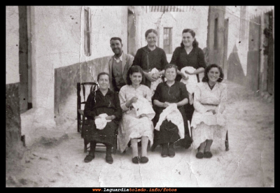 Vecinos al fresco en la Villeta
1951, vecinos al fresco en la glorieta. Cipriana Guzmán, Eulogia Guzmán, Facunda, Eliodora Perea, Asunción, Marina Perea y Víctor Guzmán.

Palabras clave: vecinos al fresco