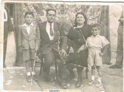 25 de Septiembre del 54. Foto de familia
En ella aparecen los abuelos de Fernando Santiago: Valentín y  Mª Antonia, su tío Julian y su padre Vicente.
